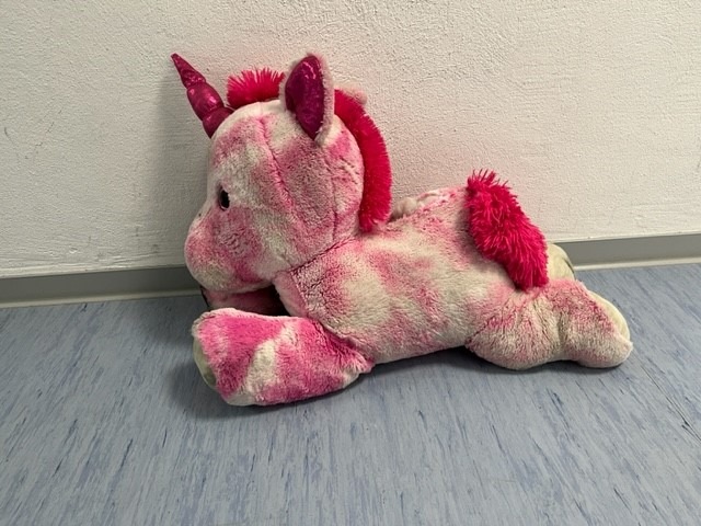 Polizei_KO's tweet image. Trauriges Einhorn sucht Besitzer/-in!
03.03.: Autobahnpolizei #Mendig findet Einhorn auf #A48, FR #Koblenz, in Höhe #Ochtendung.

Es wurde von den 👮‍♀️👮 in Sicherheit gebracht. Leider hat das 🦄 kleinere Blessuren davongetragen und möchte zurück nach Hause. Meldet Euch bei uns!