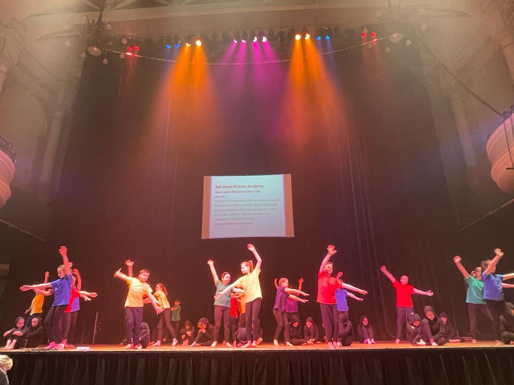 LauraLizMartin's tweet photo. Rehearsals for tonight’s performance at the Vic Hall @RegandVic inspired by SOT born actress and director @RachelShenton @StokeSport #BSL #deafawareness @ashgreenstoke https://t.co/TsCmlRhJ9t