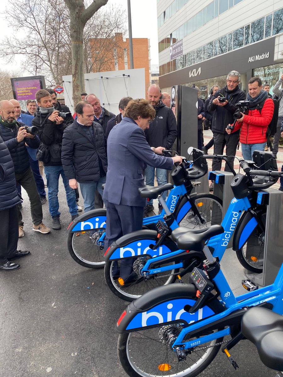 Frente a la Quinta de los Molinos, como Concejal Presidente de <a href="/JMD_SanBlas/">Distrito de San Blas-Canillejas</a> he acompañado a <a href="/AlmeidaPP_/">José Luis Martínez-Almeida</a> y <a href="/bcarabante/">Borja Carabante</a> en la presentación de las 60 nuevas estaciones de BiciMad, servicio que con bicis con mejores prestaciones llega por primera vez a todos los distritos 😀😀
