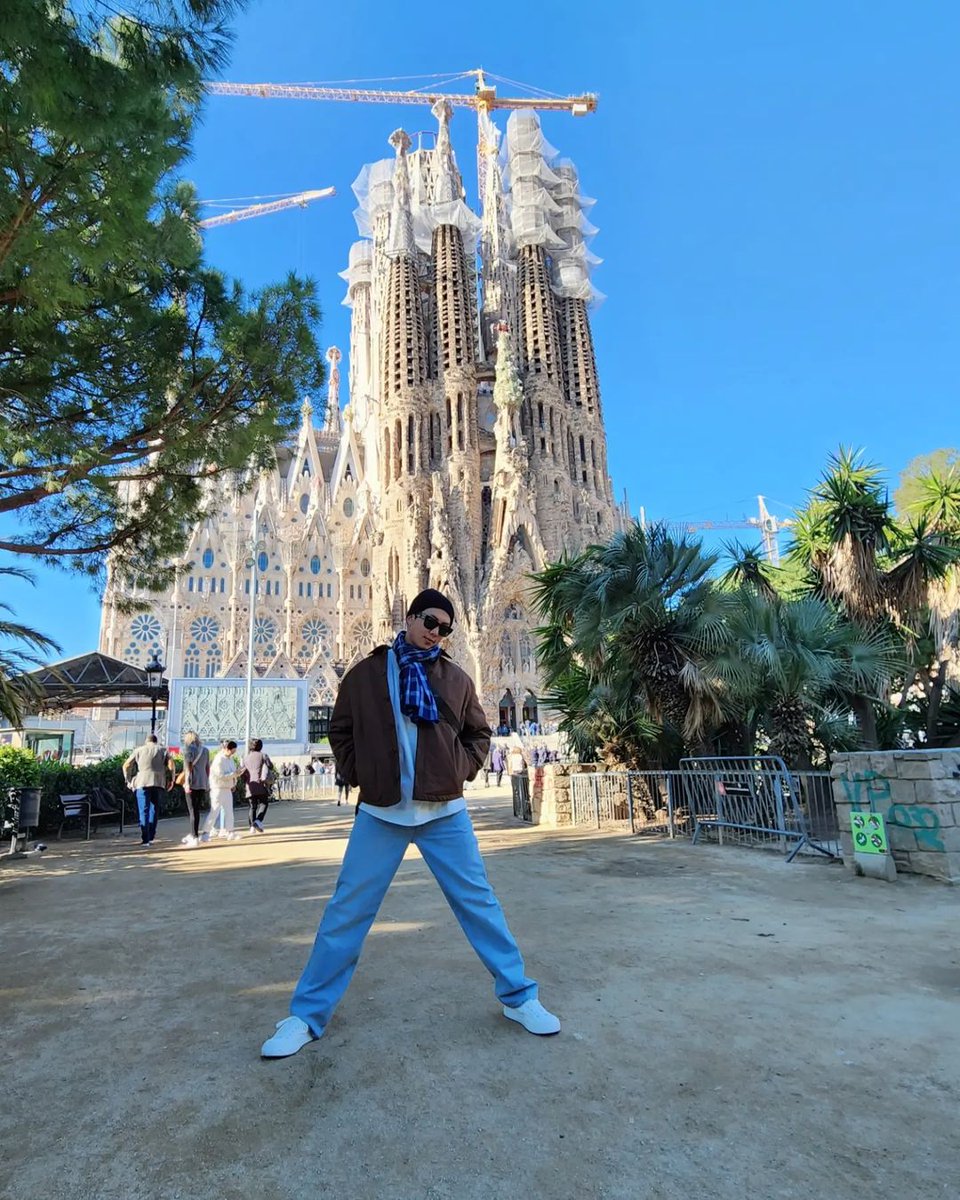 This must be his new fave pose