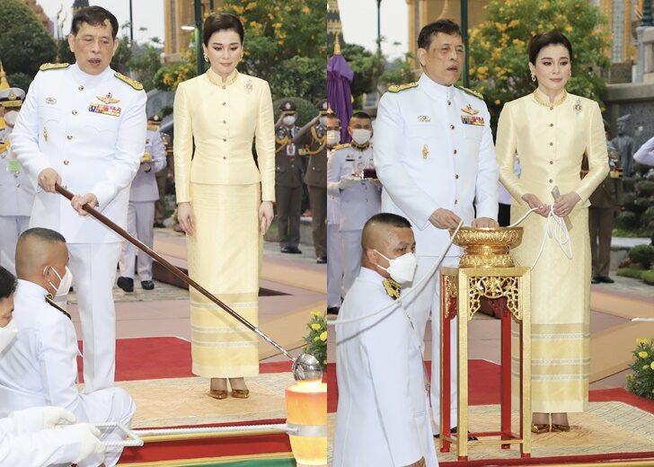 PingAng7822's tweet image. ๖ มีนาคม ๖๖ [วัดพระแก้ว]
ในหลวง #พระราชินี ทรงบำเพ็ญพระราชกุศลมาฆบูชา ทรงเททองหล่อยอดฉัตรอุโบสถเจดีย์มหาจักรีวชิรมงคล
#พระราชินีสุทิดา #苏提达王后
#QueenSuthida
Cr. มติชน (๑)