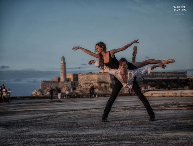 Buenos días 🇨🇺
Danzando al compás del Malecón,donde el aire despeina tus sentidos y la fuerza de las olas le da vigor a tus ganas de seguir luchando,de seguir venciendo.
Hermosa mañana de Lunes para todos,recuerden que con salud, siempre una Cuba #MejorEsPosible 

#CubaPorLaVida