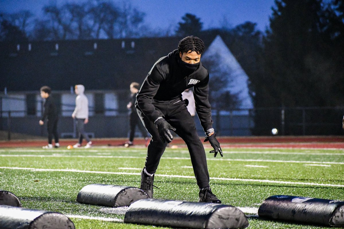 BloomUFootball's tweet photo. Doesn’t matter what time of day it is, our claws are out
#RunAsOne https://t.co/BUHRURJqYk