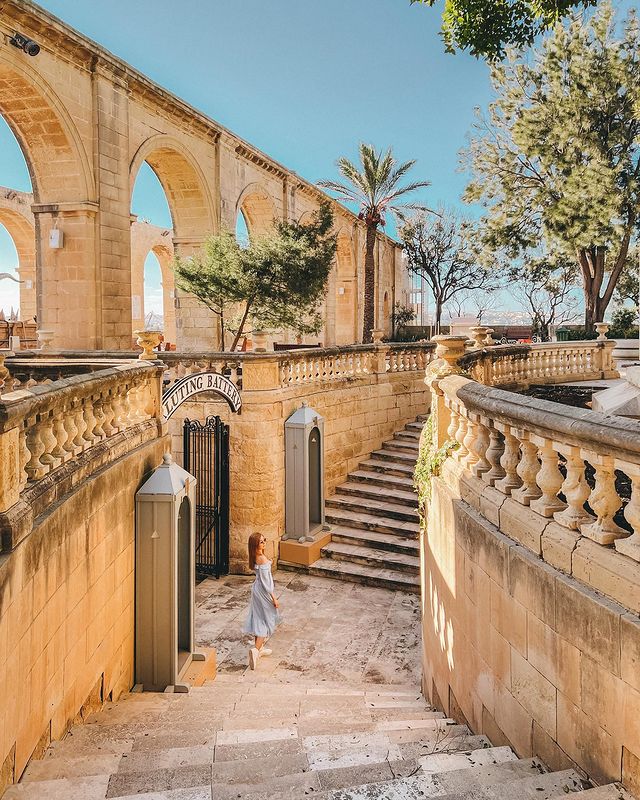 📍 Upper Barrakka Gardens, La Valletta, Malta

¡Estos son, sin duda, los jardines más bonitos de Malta! Y quien diga lo contrario, es que todavía no ha tenido la suerte de visitarlos. ✨

¡Ven a conocer su historia!