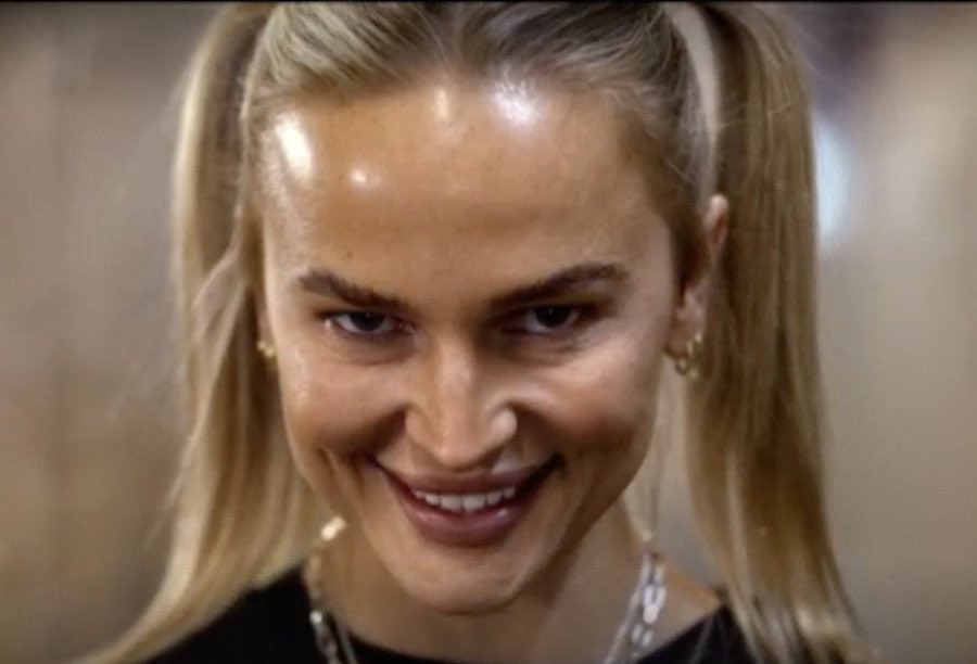 verty's tweet image. All I’m saying is I’m not sure I would want to get on her bad side 😬 #SurvivorAU