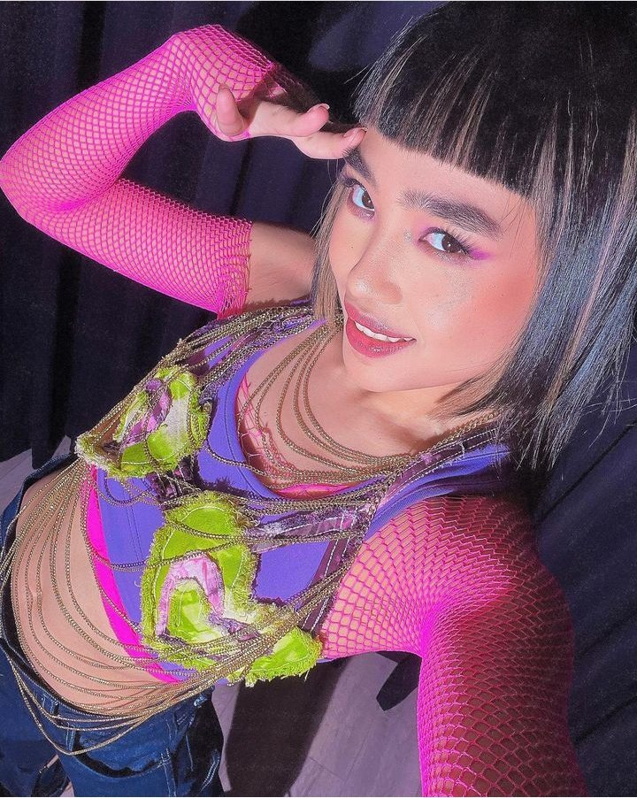 trisha242598's tweet photo. I'm seated and waiting for your answer mhieee? Kahit sa parcinq na pic to  HAHAHAHAHA 

GAYUMA TEASER VIDEO
#ALAMATGayumaMV #ALAMAT
@Official_ALAMAT

STREAM ‘BOOMERANG’
#BounceBackLikeG22 
#G22_Boomerang https://t.co/l9xtdw4mEg