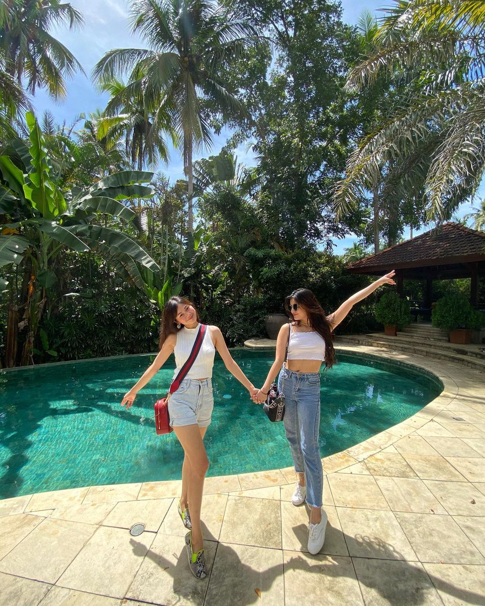 AloraLexi's tweet photo. loving you sis 👄😊 https://t.co/KrvqPuVoGP