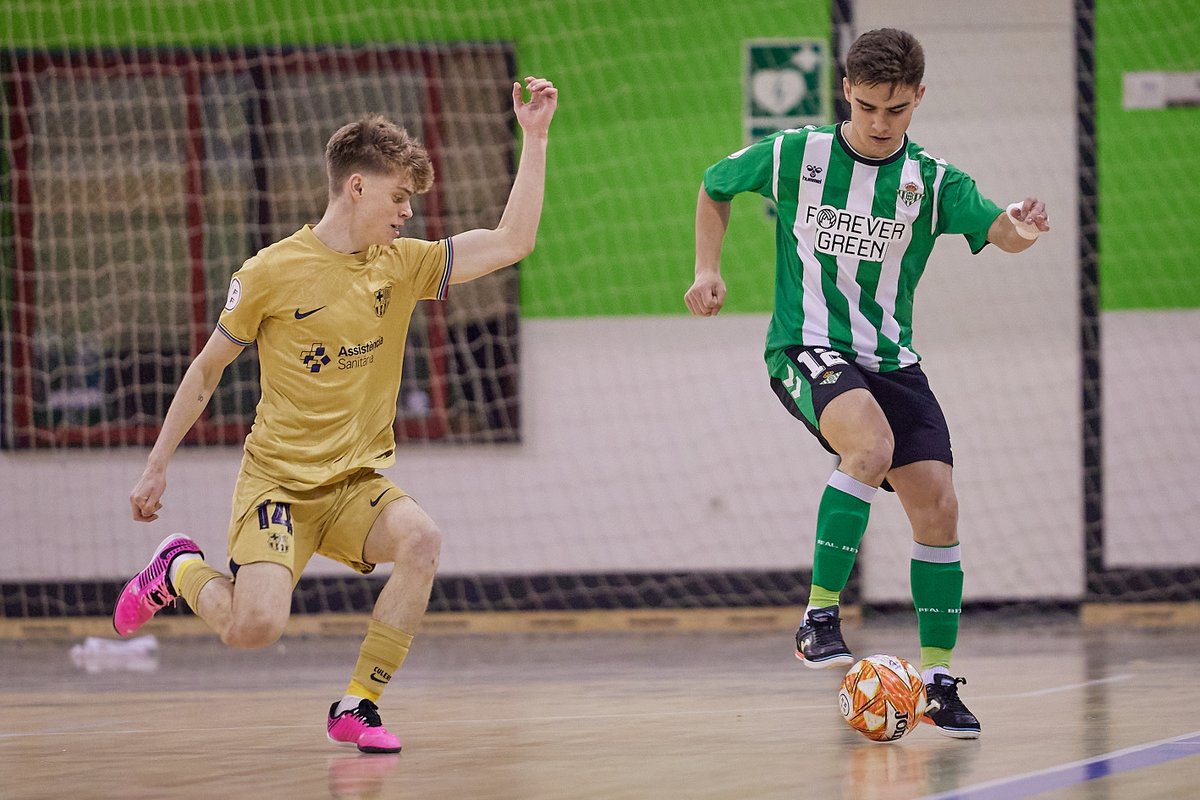 FutSalRFEF's tweet photo. ⚽️ Intensidad y emoción en Segunda Federación

▪️ @peniscolafs, más líder tras el tropiezo de @burelafs 
▪️ @grancanariafs sueña desde la localía
▪️ @oparrulofs defiende su plaza ante @CDElEjidoFutsal 
▪️ El @RealBetisFS se lleva el duelo de filiales

🔗 https://t.co/2mAaV3V92K https://t.co/OhE722a7Cd
