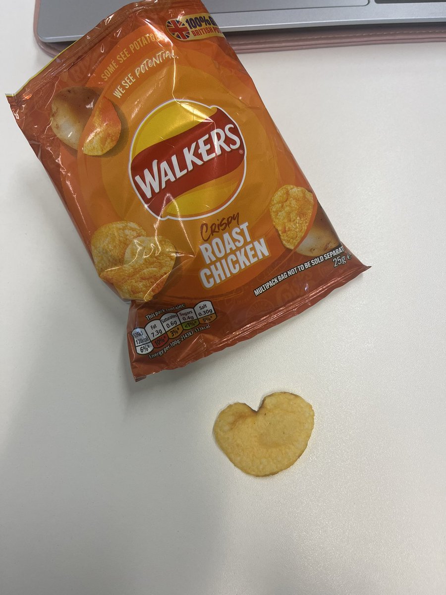 CaseyRoseAmelia's tweet photo. @walkers_crisps #LoveFromWalkers #lovefromwalkers found a perfect heart in my mid uni lecture snack https://t.co/FVTNfqG0PG