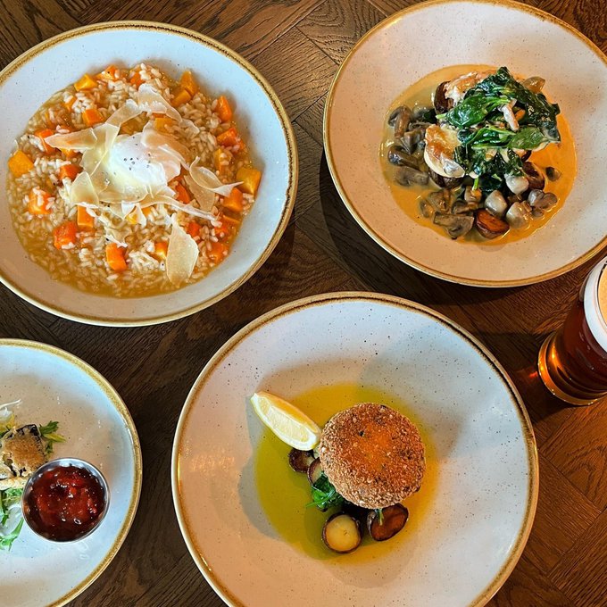 Our cosy lunch menu is served Monday - Friday between 12-5pm so why not treat yourself?

#cosylunch #lunch #pub #goodfood