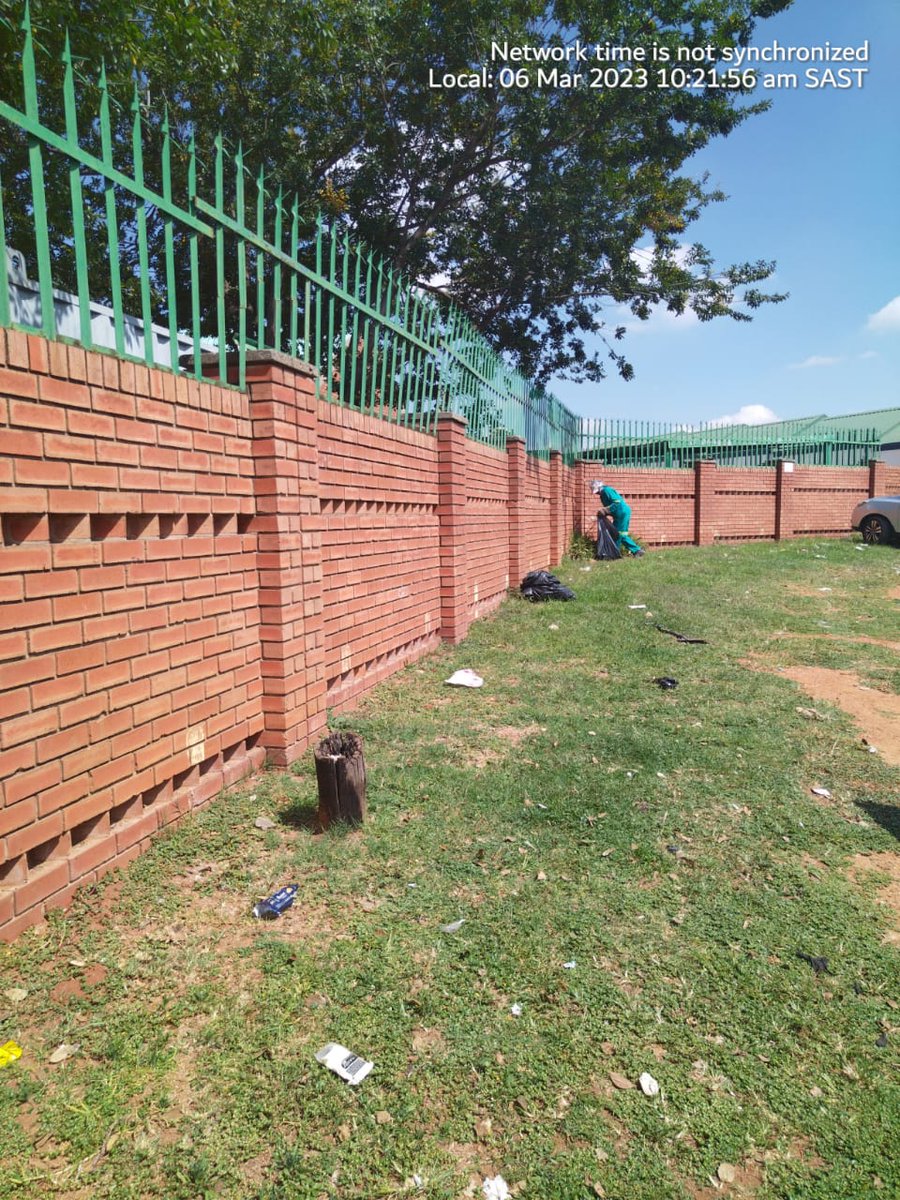 CRUMRegionA's tweet photo. Horticultural maintenance in progress at Rabie Ridge Clinic by @JoburgParksZoo 💚🙏 @AbigailNdlovu16 @ThapeloAmad @txmendrew1 @CdeDada @CityofJoburgZA https://t.co/GhX7ym1S7T