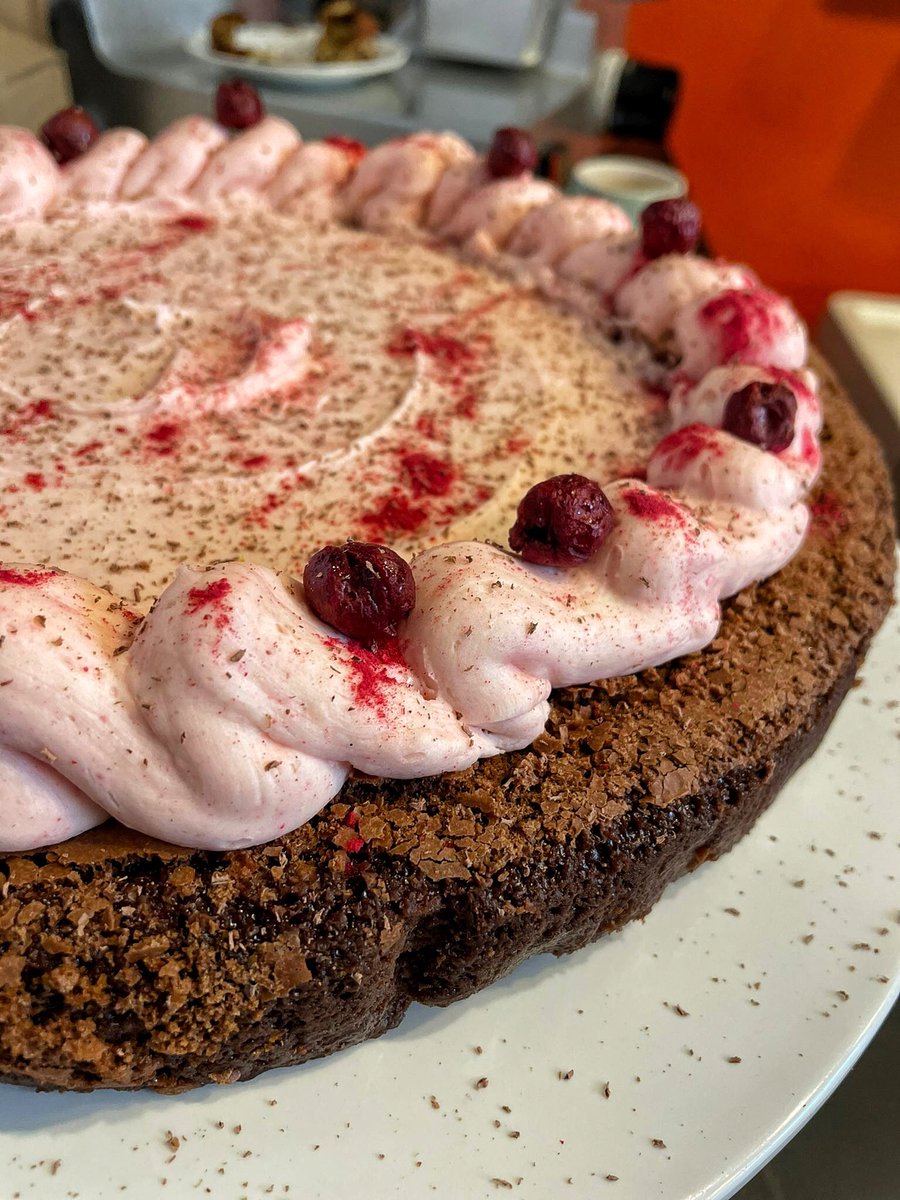 papadeli's tweet photo. The always popular chocolate nemesis with cherry and raspberry topping. Tooooo chocolatey for words and you need some.
#chocolate #chocolatecake #delicious #lover #morechoc #chocaholic #pudding #dessert #treattime #cakeday #office #local #business #bakery https://t.co/wyLz8Hmq8M