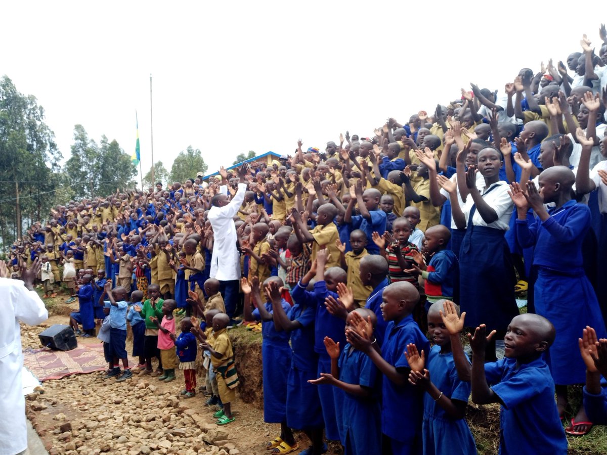 KarongiDistr's tweet photo. Muri GS Gititi, ishuri riherereye mu Murenge wa #Mutuntu hizihirijwe ku rwego rwa @KarongiDistr  , Umunsi Nyafurika wo kugaburira abanyeshuri ku ishuri. Ni igikorwa cyabanjirijwe n’umuganda wo gutunganya uturima tw’igikoni no guteramo ibiti by’imbuto ziribwa. https://t.co/r2WKeRUR6y