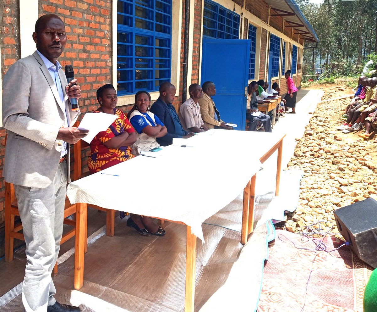 KarongiDistr's tweet photo. Muri GS Gititi, ishuri riherereye mu Murenge wa #Mutuntu hizihirijwe ku rwego rwa @KarongiDistr  , Umunsi Nyafurika wo kugaburira abanyeshuri ku ishuri. Ni igikorwa cyabanjirijwe n’umuganda wo gutunganya uturima tw’igikoni no guteramo ibiti by’imbuto ziribwa. https://t.co/r2WKeRUR6y