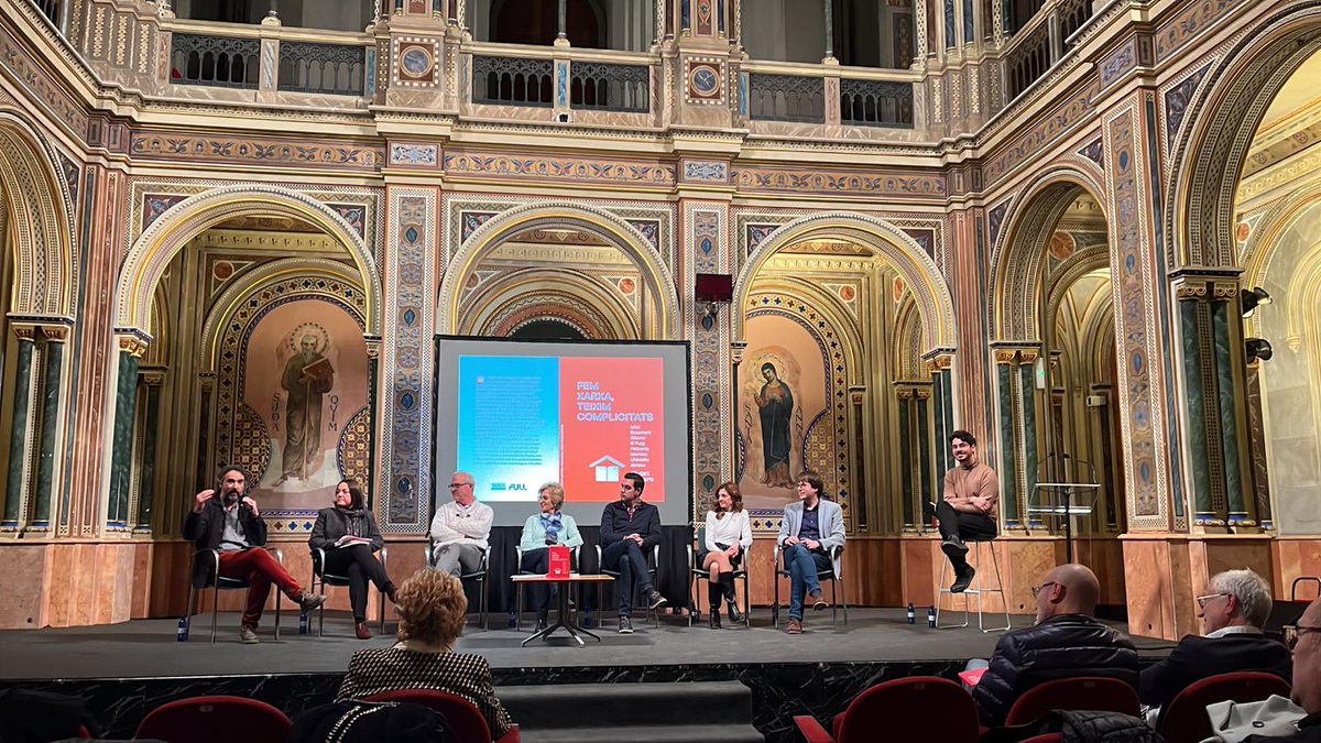 Ciutatlectora's tweet photo. ☺️ Quina vesprada van passar a la presentació de 'Fem xarxa, teixim complicitats'! 📚

Gràcies a @Culturadival pel suport al projecte, a @La_Beneficencia pel magnífic espai i a les persones representants de totes les ciutats lectores que van participar.

🤝Seguim fent xarxa https://t.co/XOtgiI0zWt
