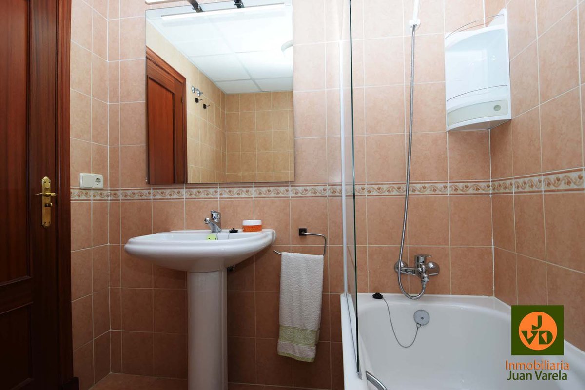 Casa adosada en Venta en Pasaje Baltasar Gracián ✅
<a href="/juanvarelainmo/">Juan Varela Inmobiliaria</a>

Esta vivienda situada en ARCO NORTE consta de :

👉 3 Dormitorios 🛏️

👉 3 Baños 🚿

👉 Amplió salón muy luminoso 🌞

🔴 2 Patios ( Delantero y trastero) 🪴