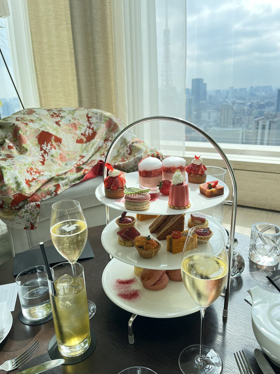 shino__827's tweet image. 今日は虎ノ門～六本木＆丸の内へ🫶
昼間からシャンパン🥂飲みながらアフヌンしちゃったし、気になってた展示会も行けて、夜はイタリアンレストランで美味しいディナーと充実した1日でした！！

#東京エディション虎ノ門 #六本木ヒルズ #森美術館 #六本木クロッシング2022 #A16丸の内