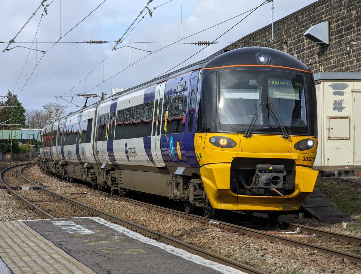DownOnTheStour's tweet image. It's Siemens/CAF time ⚡

A few bashes around the Airedale Lines on the fantastic looking Class 333 units. 👏

They still look futuristic to this day 😱

#RailwayPhotography #railwaytwitter #class333 #bradford #CAF