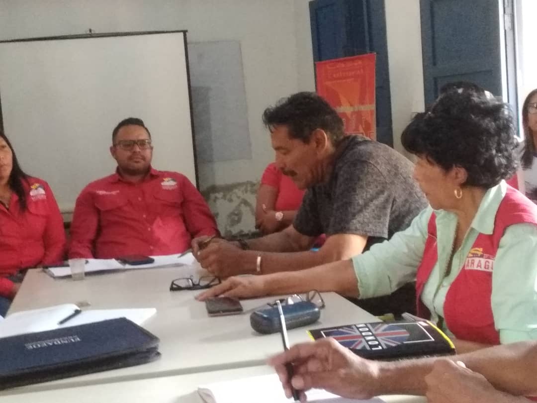 Instalación de la comisión de seguridad social y trabajador@s del municipio Bolívar, la cual tiene como finalidad trazar estrategias para el fortalecimiento y avance de los distintos movimientos en defensa de la clase obrera
#SomosLosDeChavez 
<a href="/NicolasMaduro/">Nicolás Maduro</a> 
<a href="/Soykarinacarpio/">Karina Carpio</a>