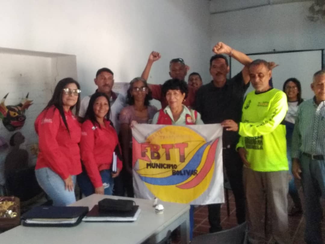 GabrielRPsuv's tweet photo. Instalación de la comisión de seguridad social y trabajador@s del municipio Bolívar, la cual tiene como finalidad trazar estrategias para el fortalecimiento y avance de los distintos movimientos en defensa de la clase obrera
#SomosLosDeChavez 
@NicolasMaduro 
@Soykarinacarpio https://t.co/6bl6Xl4Mp0