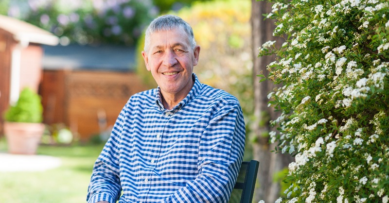 SanofiGenzymeFR's tweet photo. Bernard est atteint de #myélomemultiple comme près de  2⃣3⃣0⃣ 0⃣0⃣0⃣ personnes dans le monde. Découvrez son témoignage pour mieux comprendre les défis des personnes qui avancent dans l’âge avec un #cancer.