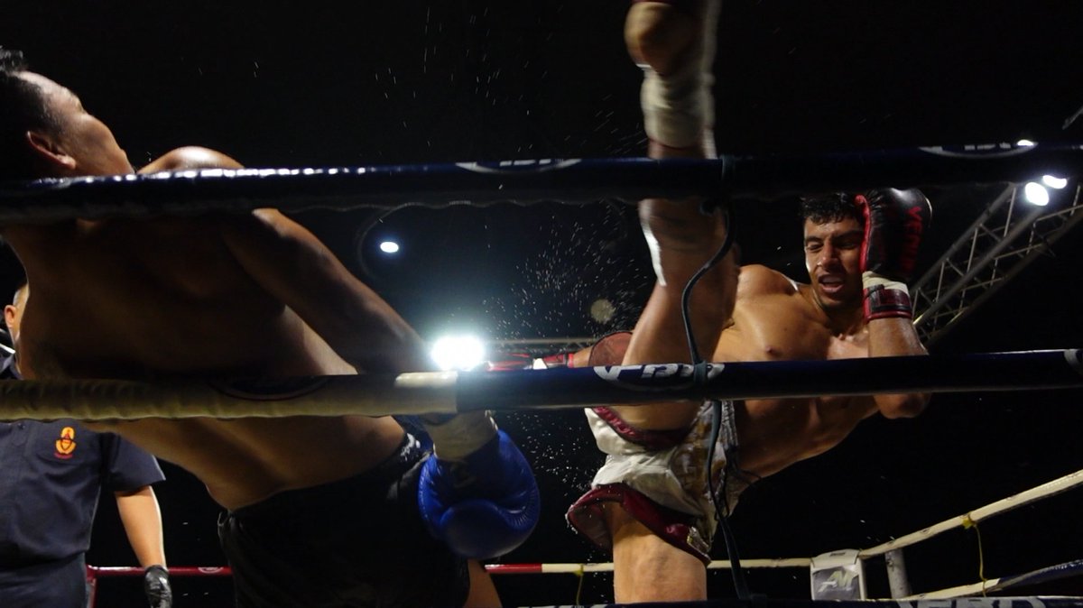 thebiggestding's tweet photo. watched muay thai legend lerdsila compete ringside at 43 and got to follow him backstage with a camera. surreal experience watching him dodge this headkick just a few feet away. photos/videos/reflections linked

https://t.co/r6aDmAmTT4 https://t.co/y6dNBgmRBK