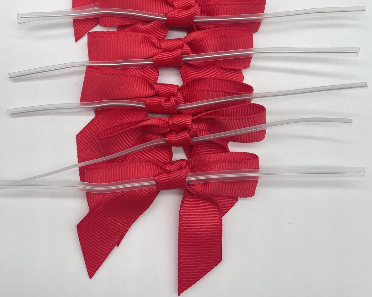 Grosgrain ribbon bow with clear twist tie for gift decoration.

xmfeqi.com
#satinribbon #grosgrainribbon #ribbonbow #ribbonflower #custombow #printribbon #pretiebow #giftpackaging #giftwrapping #fragrancebottle #packagingbox #custombox #packagingdesign