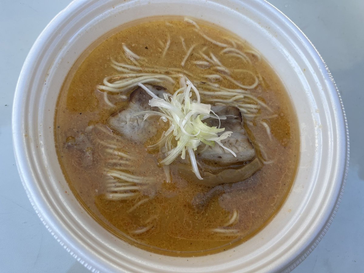 i_kinboshi's tweet photo. 広島・岡山の有名ラーメン店5軒が参加。
それぞれのカエシと麺とトッピングを組み合わせていただく最高すぎる名古屋コーチンラーメン。
麺処いつかver.とこばやしらーめん×麺処くるりver.のラーメンをそれぞれいただきました。
やぎ丸農場特製山羊カレーや山羊ソーセージ、山羊チーズも絶品でした。 https://t.co/qNF8rh6cB7