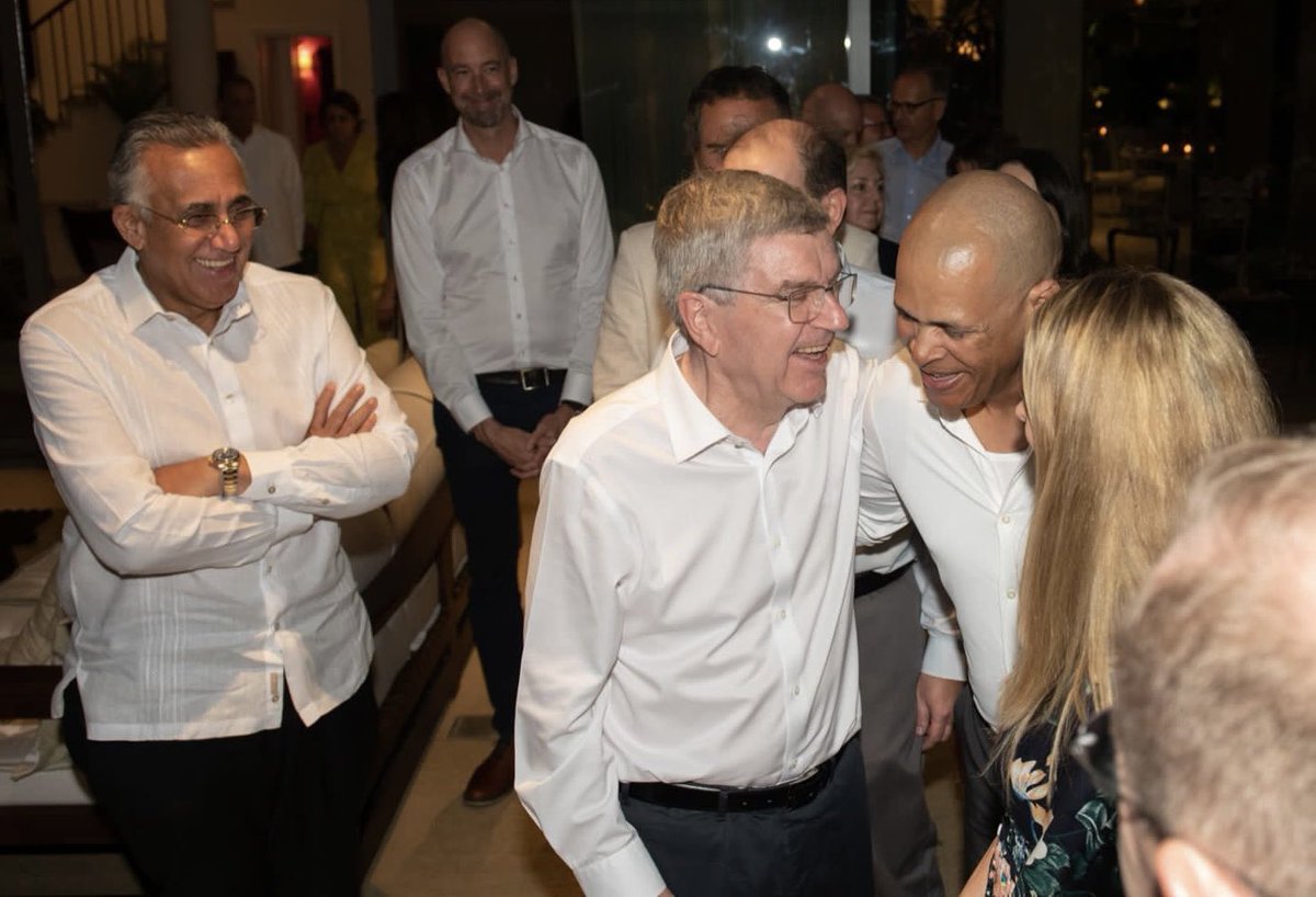 CRESOrd's tweet photo. Nuestro presidente @felipevicini y señora ofrecieron una cena con todos los socios del programa para dar la bienvenida al señor Bach y explicar como Creso de la mano del COD y de @miderecrd invertimos en deporte y educación para tener un mejor país.

#CreandoSueñosOlimpicos https://t.co/jB8vlpNfgd