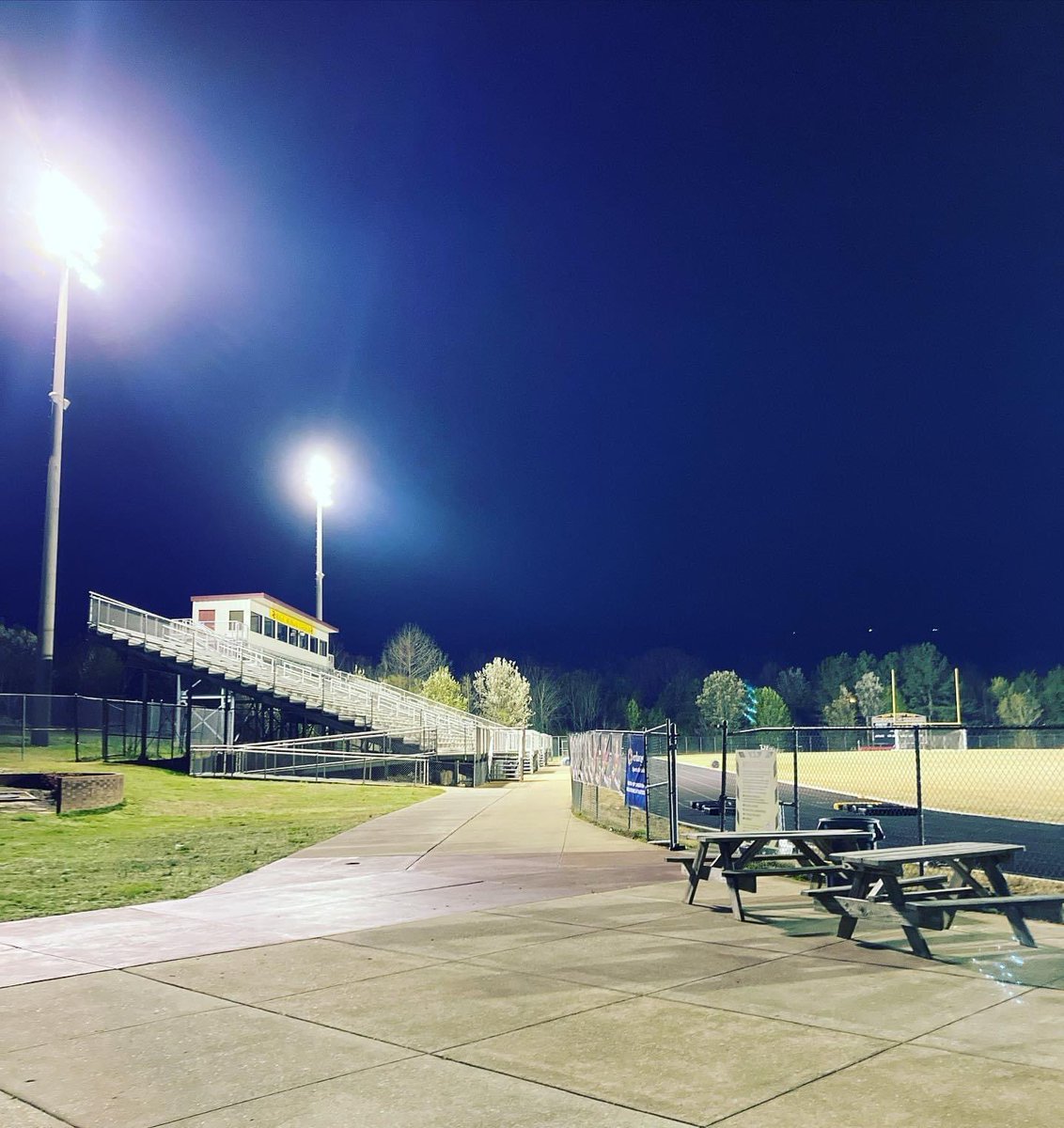 CoachHeavyD54's tweet photo. It takes what it takes to be a winner!! #ThirdMonkeyMentality #OneDade @DadeFootball https://t.co/sf7J62n5Bg
