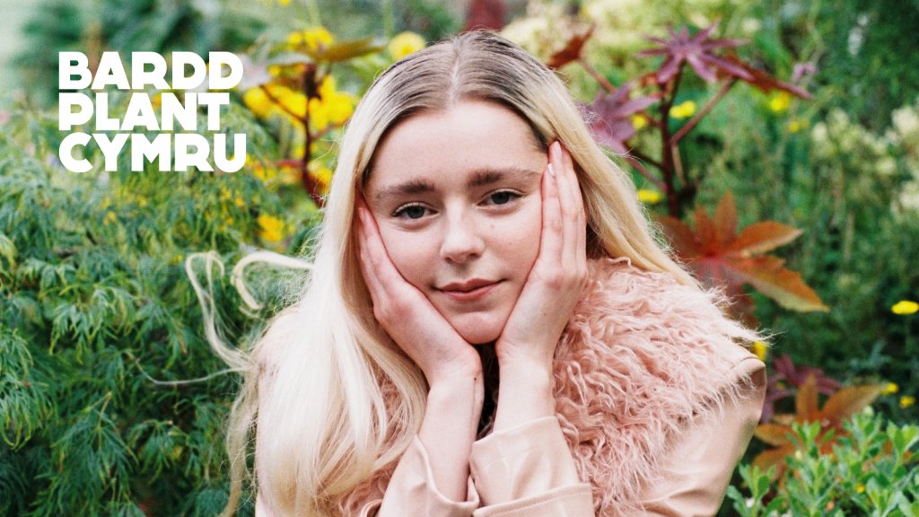 Ydy’ch ysgol CHI eisiau ennill ymweliad gan <a href="/BarddPlant/">Bardd Plant Cymru</a>?
Cystadlwch yn ein cystadleuaeth #DiwrnodyLlyfr ni!
Gyrrwch luniau o’ch ysgol neu ddosbarth yn eu gwisg ffansi neu yn dal eu hoff lyfrau Cymraeg i cyw@s4c.cymru cyn Mawrth 10ed.  
👉Manylion llawn ar s4c.cymru/cyw