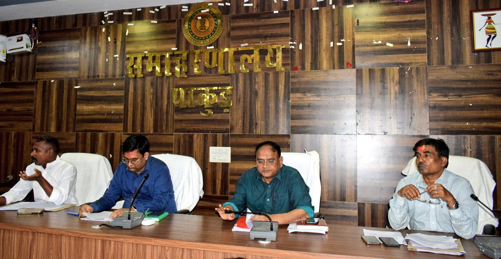 dcpakur's tweet photo. होली और शब.ए.बरात का पर्व शांति एवं सौहार्दपूर्ण वातावरण में मनाने को लेकर विधि व्यवस्था संधारण के लिए बैठक की। सभी प्रशासनिक एवं पुलिस पदाधिकारियों को होली पर विधि व्यवस्था संधारण हेतु पूरी चौकसी रखने का निर्देश दिया।
@JharkhandCMO 
@prdjharkhand https://t.co/EdpMWmtxlH