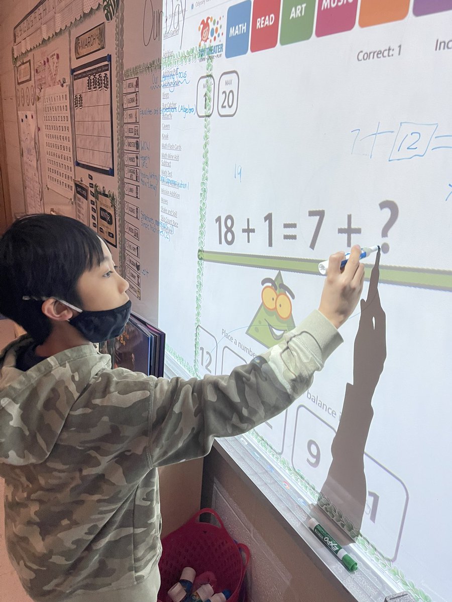FlorindoMs's tweet image. Starting our week off strong with algebra and balancing equations 😀 #teachingwithtech #handsonlearning @SienaDPCDSB @DP_math