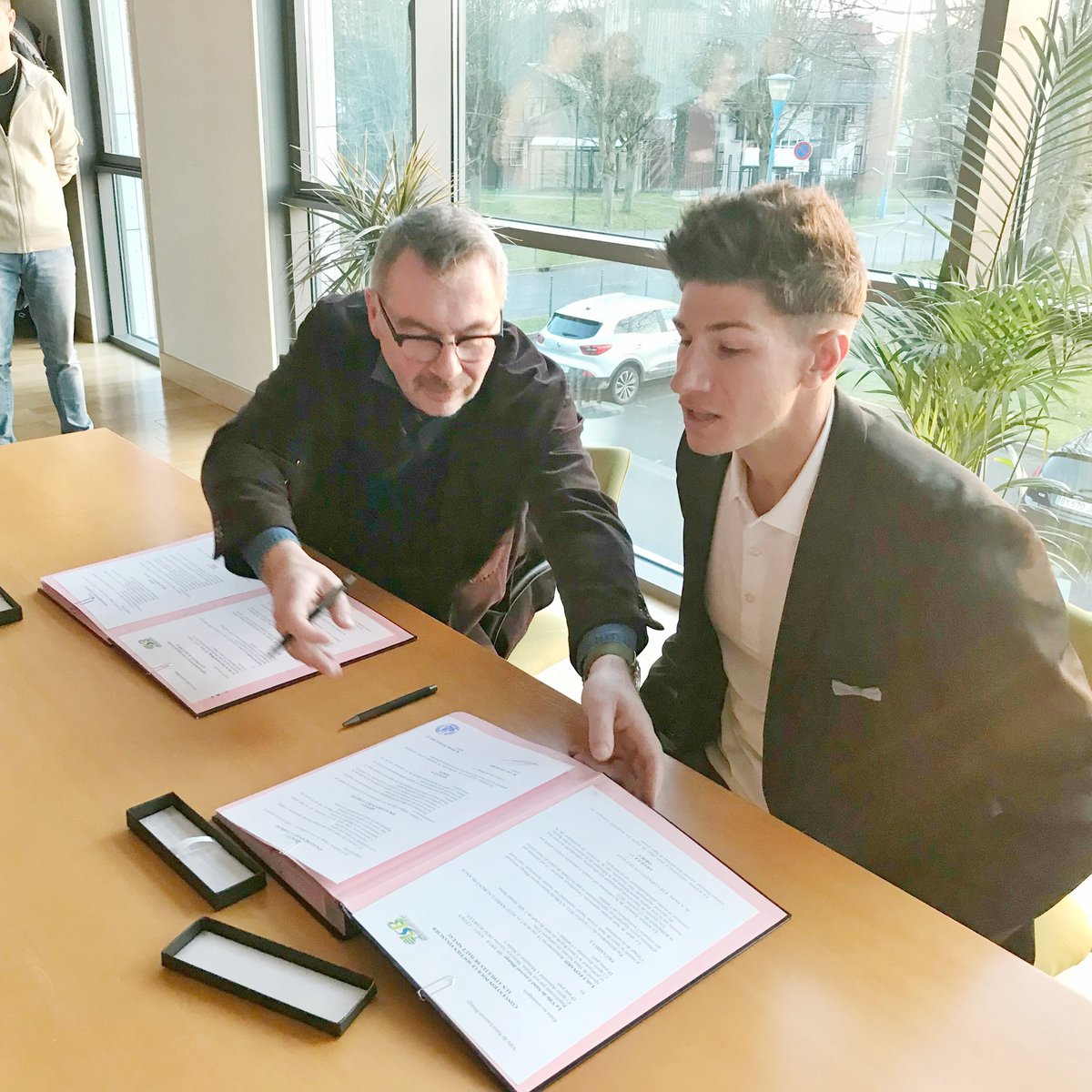 villeslb's tweet photo. 🔸Une convention avec l’athlète @Loïc Leonard pour sa préparation en vue des JO de Paris 2024 a aussi été signée ! Souhaitons-lui le meilleur 🤞🏻🥇

🔹 Aurélien De Paoli, a été salué pour ses 10 ans à la tête du SLB moto club (2013/2023) 🏍️ https://t.co/JTTSTX7RYX