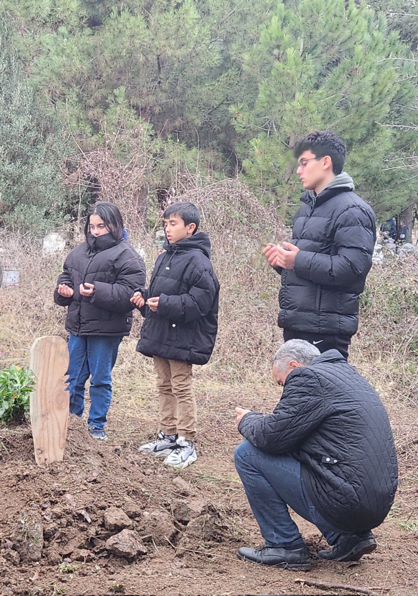 ismetmacit58's tweet photo. Anne kanattır tüyleri şefkatten dokunmuş!

İşte şu yuvadan bu kanat çekildi!

Rabbim güç kuvvet ve sabır versin bâkide kalanlara!..

Göçeni rahmeti ile sarmalasın!.. https://t.co/2rR7Z7I4of