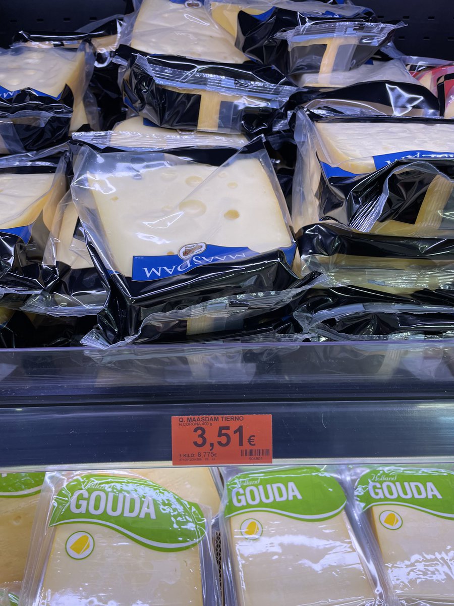 RonPeppenster's tweet photo. In Nederland kost op dit moment bij bv Jumbo een kg jonge Maasdam kaas €15,49. In Spanje kost deze na vervoerd te zijn slechts € 8.77 per kg ?
Zie foto’s. Iemand is toch bezig schandalig zijn zakken te vullen? 
Wanneer wordt Nederland wakker? Kom in verzet, dit is diefstal. https://t.co/n3kbMVsJ8C