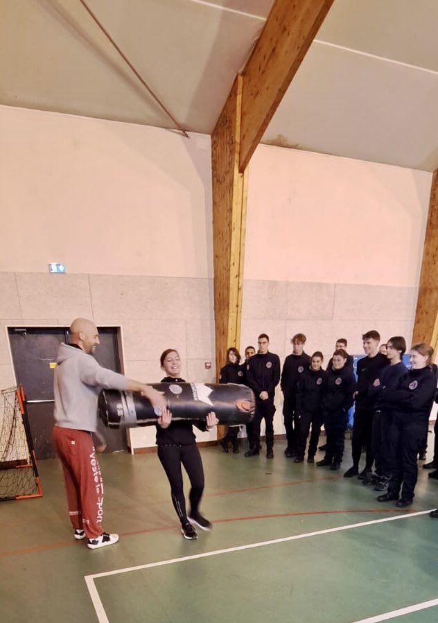 Acgn72's tweet photo. Rassemblement de mars entre découverte de la Gendarmerie mobile à l’EGM de Mamers, atelier sur l’égalité des sexes et lutte contre les discriminations en Gendarmerie et immersion au sein de la brigade de proximité de La Chapelle Saint Aubin 1/2 https://t.co/QgmtBq8XC3