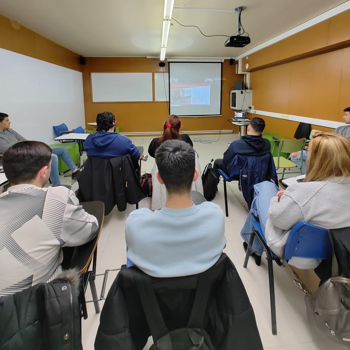 inselcalamot's tweet photo. 🔄L'alumnat CFGS #Transport i #logística va gaudir de les explicacions del Sr. André Jansen, professor de @graafschapcollege d'Holanda, sobre el transport terrestre per carretera, vehicles i diferents perfils professionals a Holanda.
#SomCalamot
@fpmobilitat #netinvet #erasmus https://t.co/rTeQa2zgt8