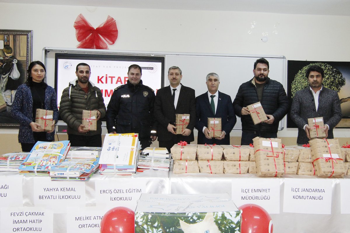 erciskaymakamlk's tweet photo. Okumadan geçen bir gün, yitirilmiş bir gündür.📚
#kitapvan projesi kapsamında kitaplarımızı Ercişle buluşturmaya devam ediyoruz.
✅An itibariyle 1⃣8⃣3⃣.0⃣0⃣0⃣ kitabın dağıtımını gerçekleştirdik.
"Okuyan Bir Erciş" için kitap dağıtımına devam edeceğiz.
@drozanbalci @nmehmetbeyoglu https://t.co/iyeVpICWtf