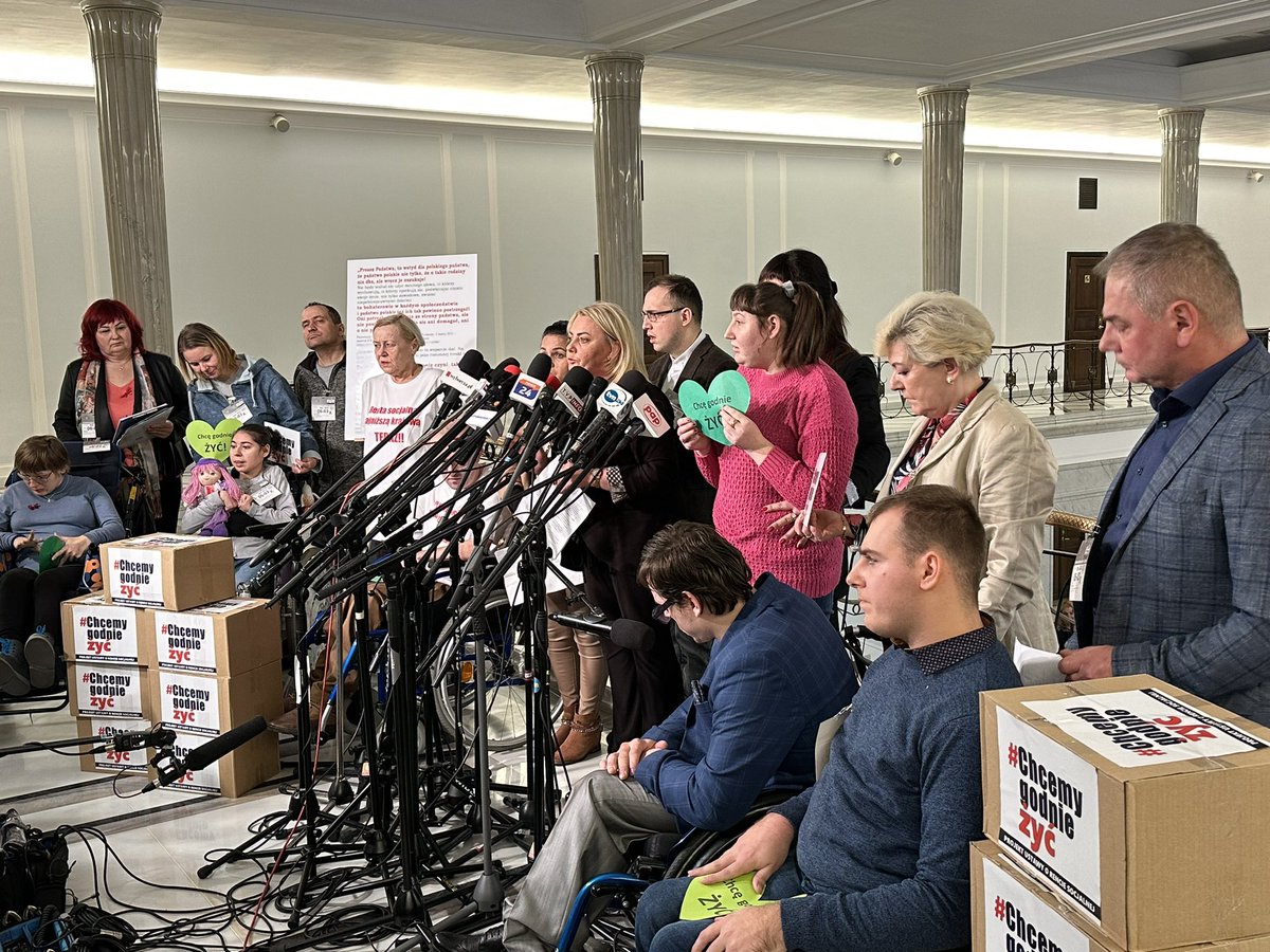 W Sejmie konferencja i złożenie podpisów - obywatelski projekt ustawy o rencie socjalnej. #chcemygodnieżyć