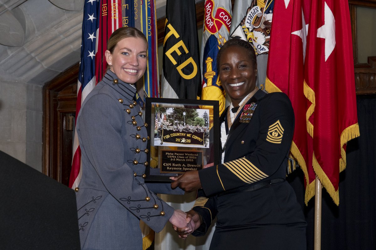 WestPoint_USMA's tweet photo. Class of 2026 unveiled its crest during the Plebe Parent Weekend Banquet. The evening's guest speaker was Command Sgt. Maj. Ruth Drewitt, CSM, U.S. Army Garrison Aberdeen Proving Ground, MD.

@USArmy | @usarmy_devcom | @SecArmy | @USArmySMA | @USAGAPG | @ArmyChiefStaff @GoArmy https://t.co/UtDn9oHjo9