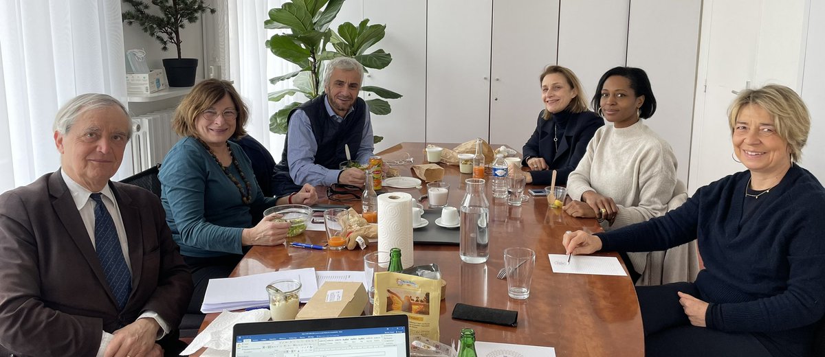 #Instantané Pause déjeuner préparation du #ConseilDeParis des élus <a href="/LesCentristes_/">Les Centristes</a> du groupe <a href="/GpeChangerParis/">Changer Paris</a>