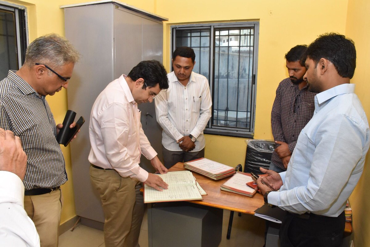 મિશન ડાયરેક્ટરશ્રી દ્વારા તા.૦૩/૦૩/૨૦૨૩ના રોજ રાજકોટ મહાનગરપાલિકા ખાતે ઘર વિહોણા લોકો માટેના શેલ્ટર હોમની મુલાકાત લેવામાં આવેલ અને શેલ્ટર હોમના સુચારૂ સંચાલન માટે જરૂરી સુચનાઓ અને માર્ગદર્શન આપવામાં આવેલ.
<a href="/CMOGuj/">CMO Gujarat</a>
 <a href="/InfoGujarat/">Gujarat Information</a>
<a href="/Rakesh_gujIAS/">Rakesh Shankar</a>
<a href="/Mukeshias/">Mukesh Kumar</a>
<a href="/NULM_MoHUA/">DAY-NULM</a>