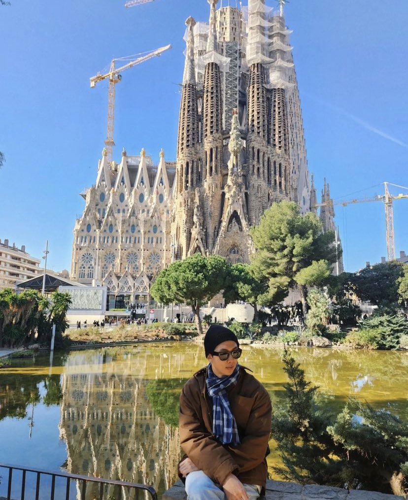 namusperson's tweet photo. simplesmente namjoon num dos meu lugares favoritos do mundo 😭 https://t.co/GuopMGSpZc