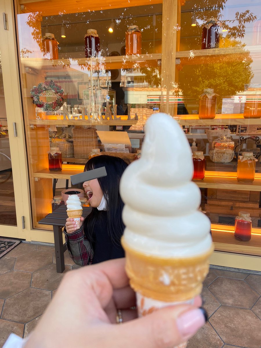 i_am_shrimp_'s tweet photo. ずっと気になってた武州養蜂の蜂蜜ソフト食べてきた！めちゃくちゃ蜂蜜で美味！はちみつとミルクって焼肉と白米くらい相性いいよね…回数券？のようなものもあるみたいだから次回は回数券買う🐝 https://t.co/a33dwNMAVd