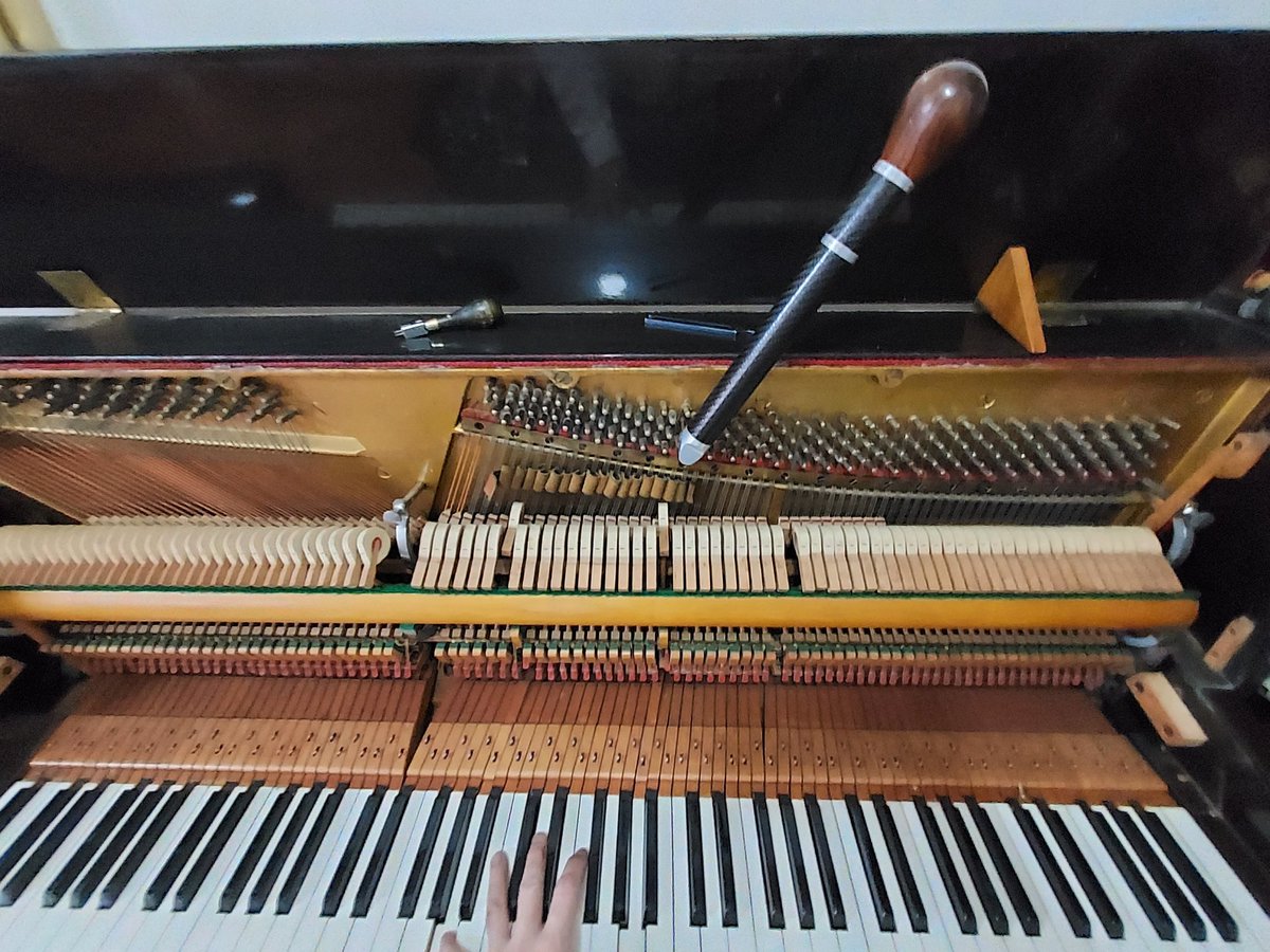 cklawpianotuner's tweet photo. 這類鋼琴稱為「貼牌琴」，看似是外國出產吧。其實很多鋼琴廠或經銷商只是為琴貼了一個外國名字或地方名的「牌」而已。跟原產地或質素未必有關係。現在市場上這類鋼琴實在多的是！

#pianotechnician 
#piano
#recyele
#鋼琴調音師
#鋼琴調律師
#鋼琴調音
#ピアノ調律師 
#ピアノ塗装
#ピアノ https://t.co/Pxxf3ePKpO