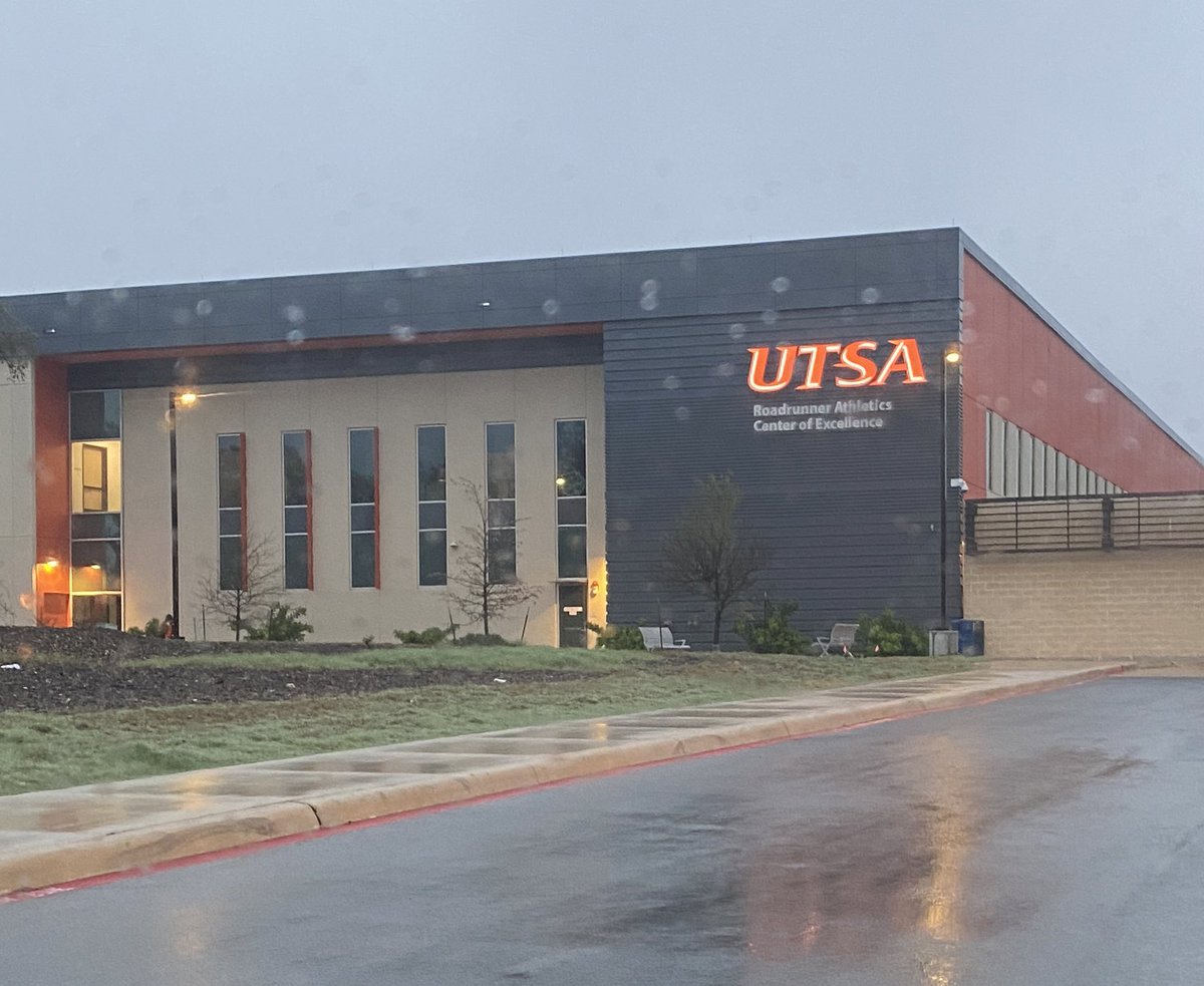 BDammone's tweet image. We ain’t talkin bout the game! #Springpractice 🤙🏾🤙🏾🤙🏾 #BirdsUp #TriangleOfToughness @UTSARivals