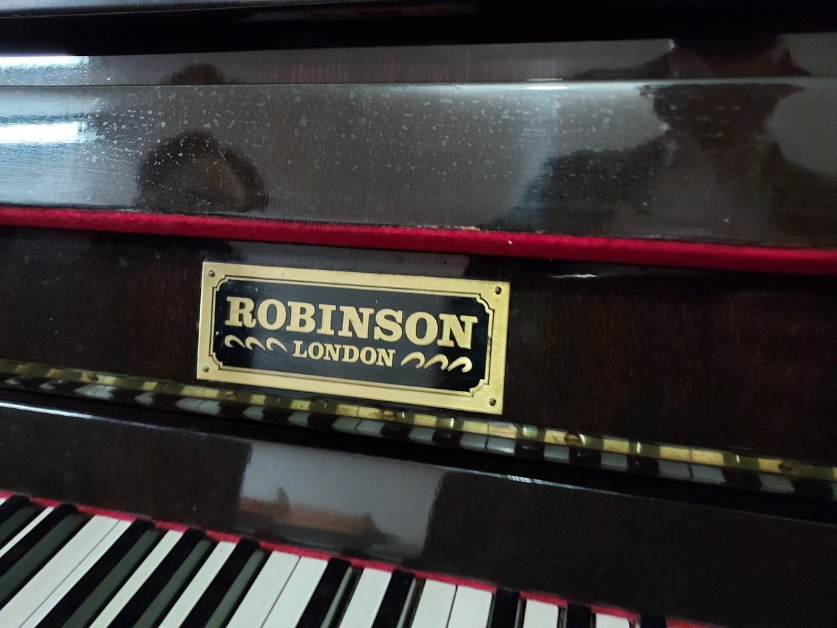 cklawpianotuner's tweet photo. 這類鋼琴稱為「貼牌琴」，看似是外國出產吧。其實很多鋼琴廠或經銷商只是為琴貼了一個外國名字或地方名的「牌」而已。跟原產地或質素未必有關係。現在市場上這類鋼琴實在多的是！

#pianotechnician 
#piano
#recyele
#鋼琴調音師
#鋼琴調律師
#鋼琴調音
#ピアノ調律師 
#ピアノ塗装
#ピアノ https://t.co/Pxxf3ePKpO