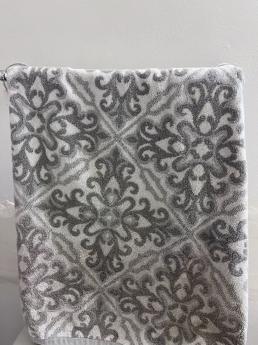 This towel reminds me of the vegetal design of the interior of the Taj Mahal
