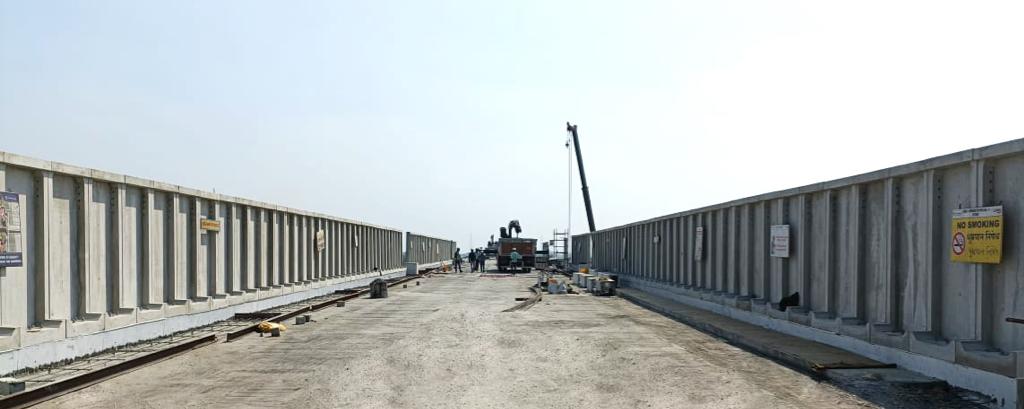 RailMinIndia's tweet photo. Silent yet Scenic! 

Mumbai-Ahmedabad High Speed Rail Corridor erects noise barriers alongside the viaduct to minimise sound from the train and civil structure without obstructing passengers' view. The high-speed train promises to be a silent speedster.
#BulletTrain https://t.co/BwlxxImTJ6